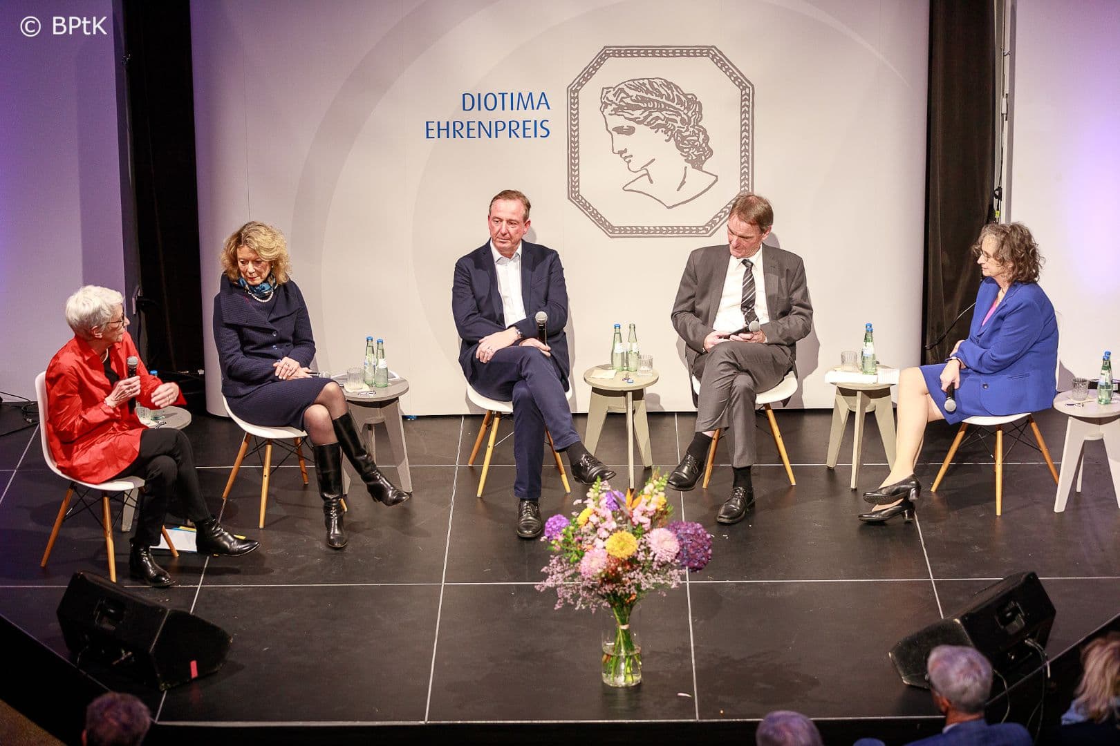 Die Gesprächsrunde während der Festveranstaltung: Monika Lelgemann (G-BA), Iris Hauth (Alexianer St. Joseph-Krankenhaus Weißensse), Martin Danner (BAG Selbsthilfe), Dietrich Munz, Christina Tophoven (beide BPtK) (v.l.n.r.)