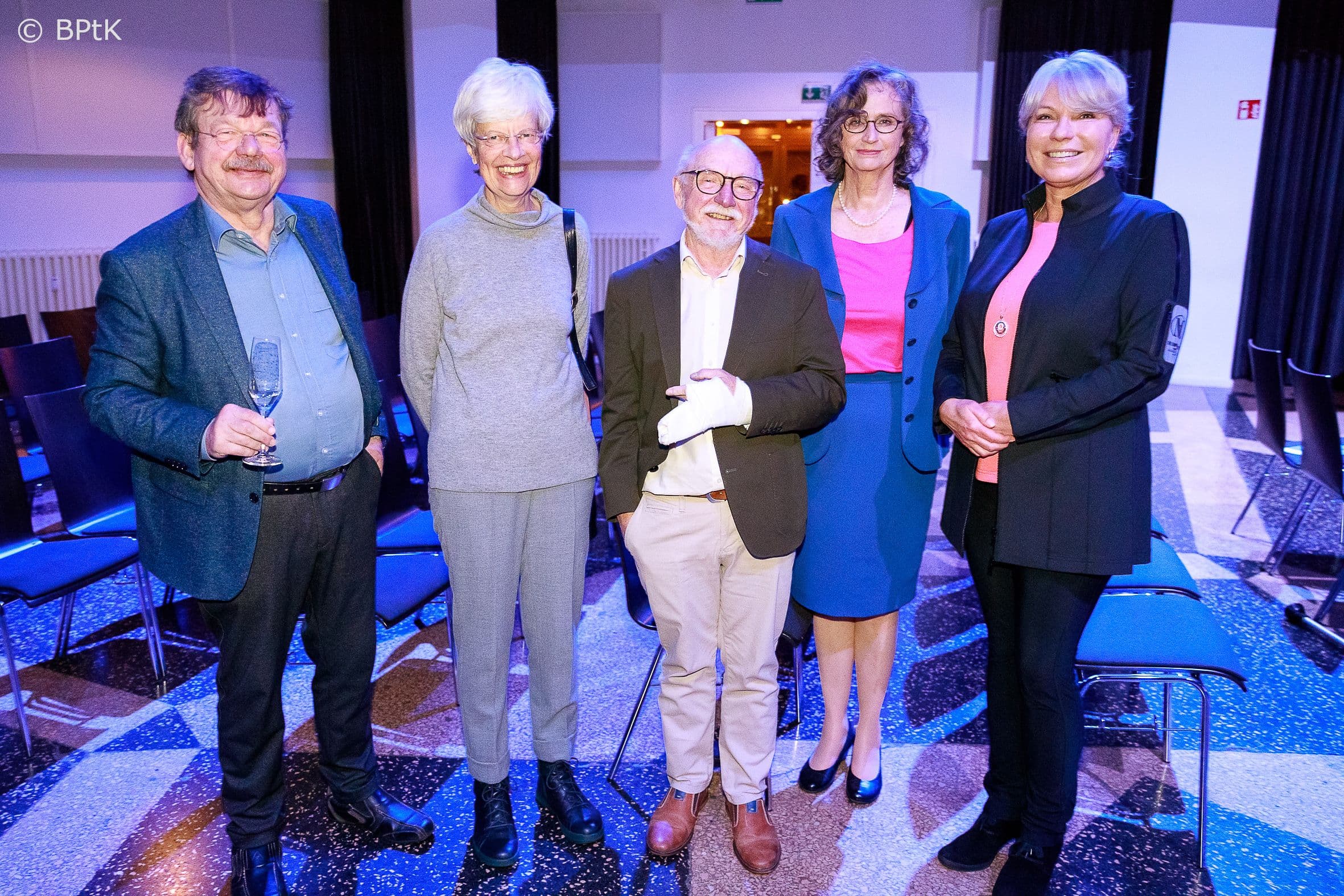 Ehemalige Mitstreiter mit der Preisträgerin: Hermann Schürmann, Monika Konitzer, Peter Lehndorfer (alle im ersten Vorstand BPtK), Christina Tophoven (BPtK) und Manuela Vorkauf (ehemals BPtK) (v.l.nr.)