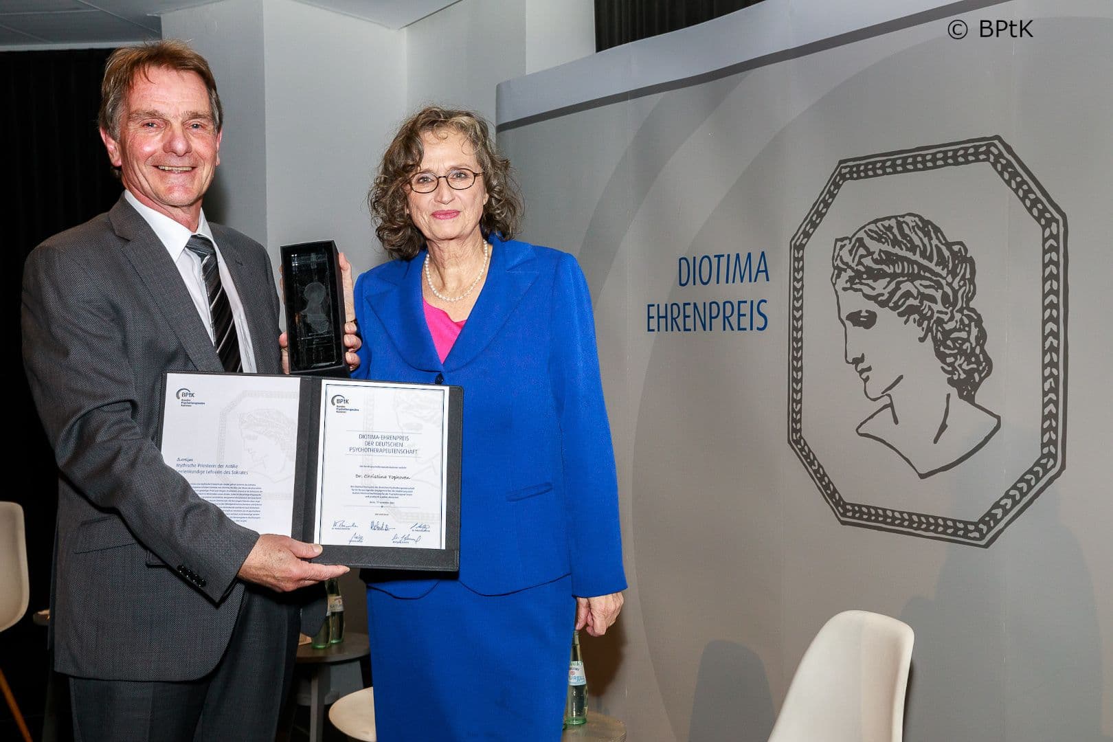 BPtK-Präsident Dietrich Munz übergibt Christina Tophoven den Diotima-Ehrenpreis.