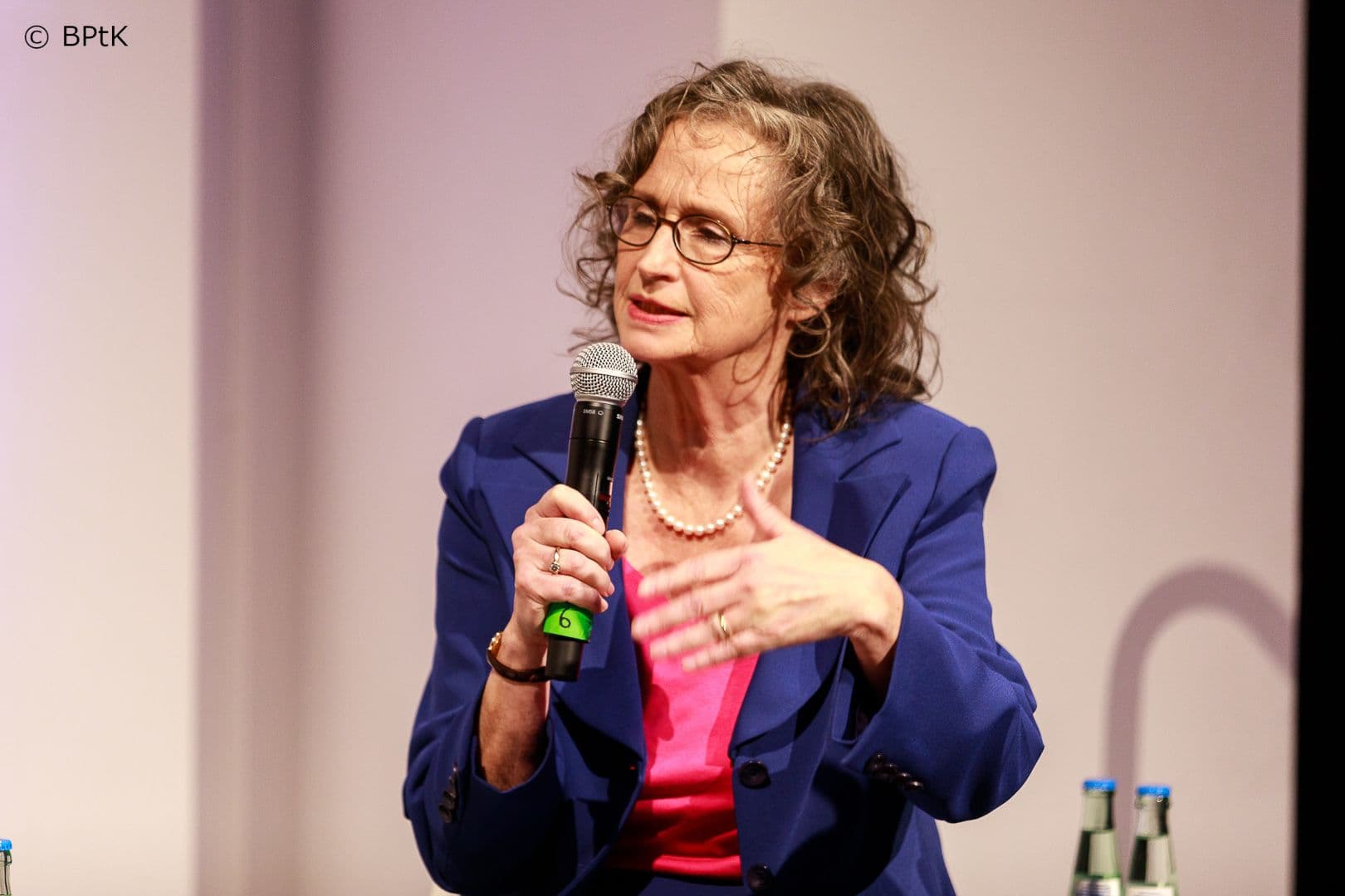 Christina Tophoven (BPtK) leitet die Diskussionsrunde.