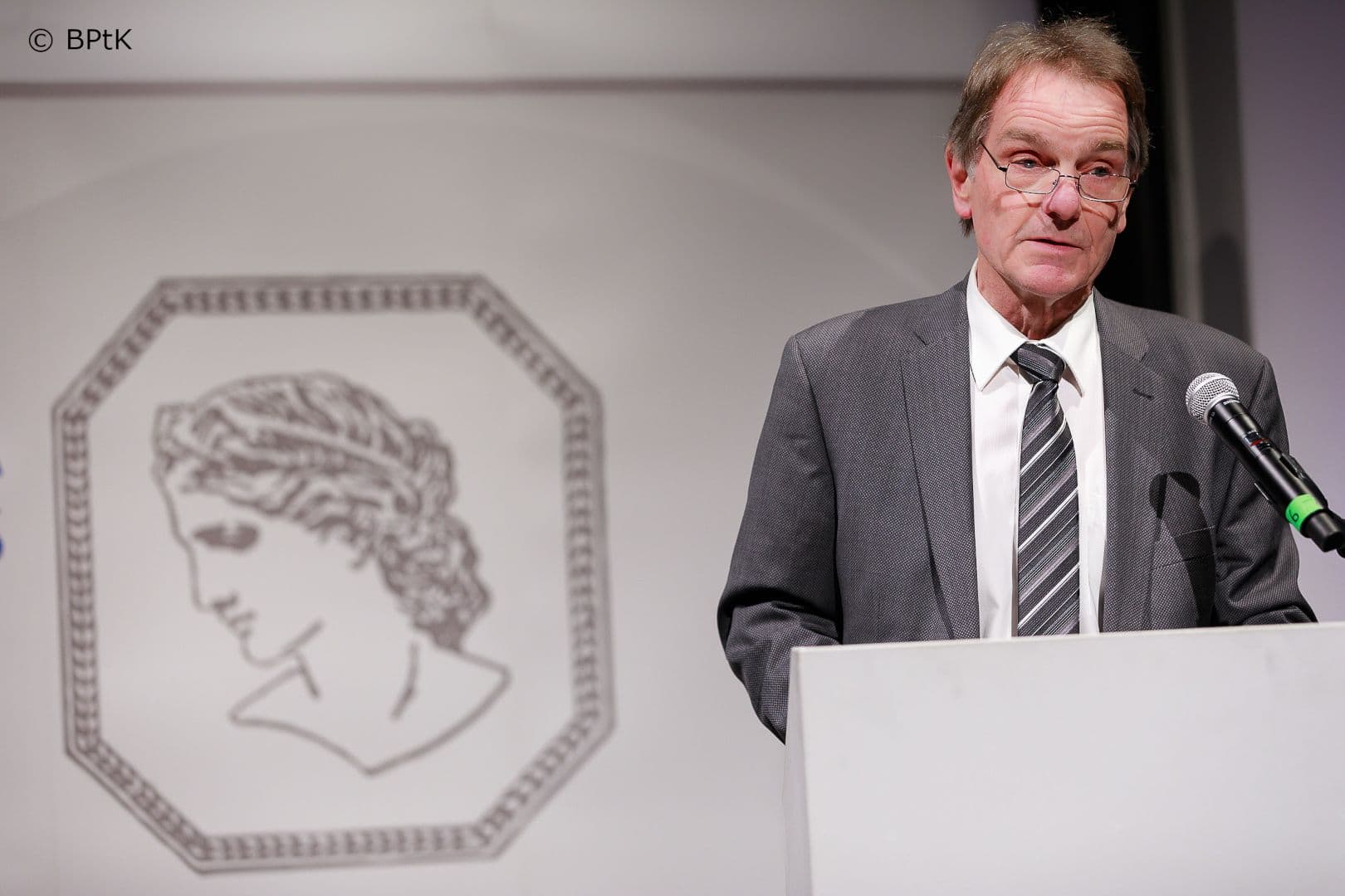 Dietrich Munz, Präsident der BPtK, bei seiner Festrede für Christina Tophoven