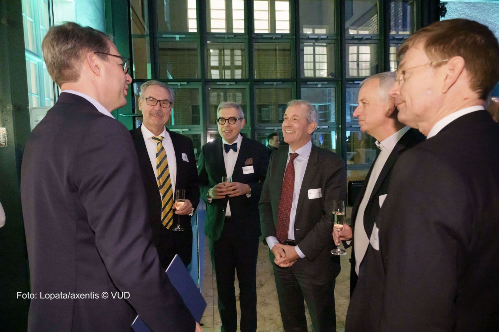 Der bayerische Staatsminister Markus Blume, Markus Lerch (LMU Klinikum), Matthias Frosch (MFT), Jens Scholz (VUD), Frank Wissing (MFT), Jürgen Graf (Universitätsklinikum Frankfurt) (v.l.n.r.)