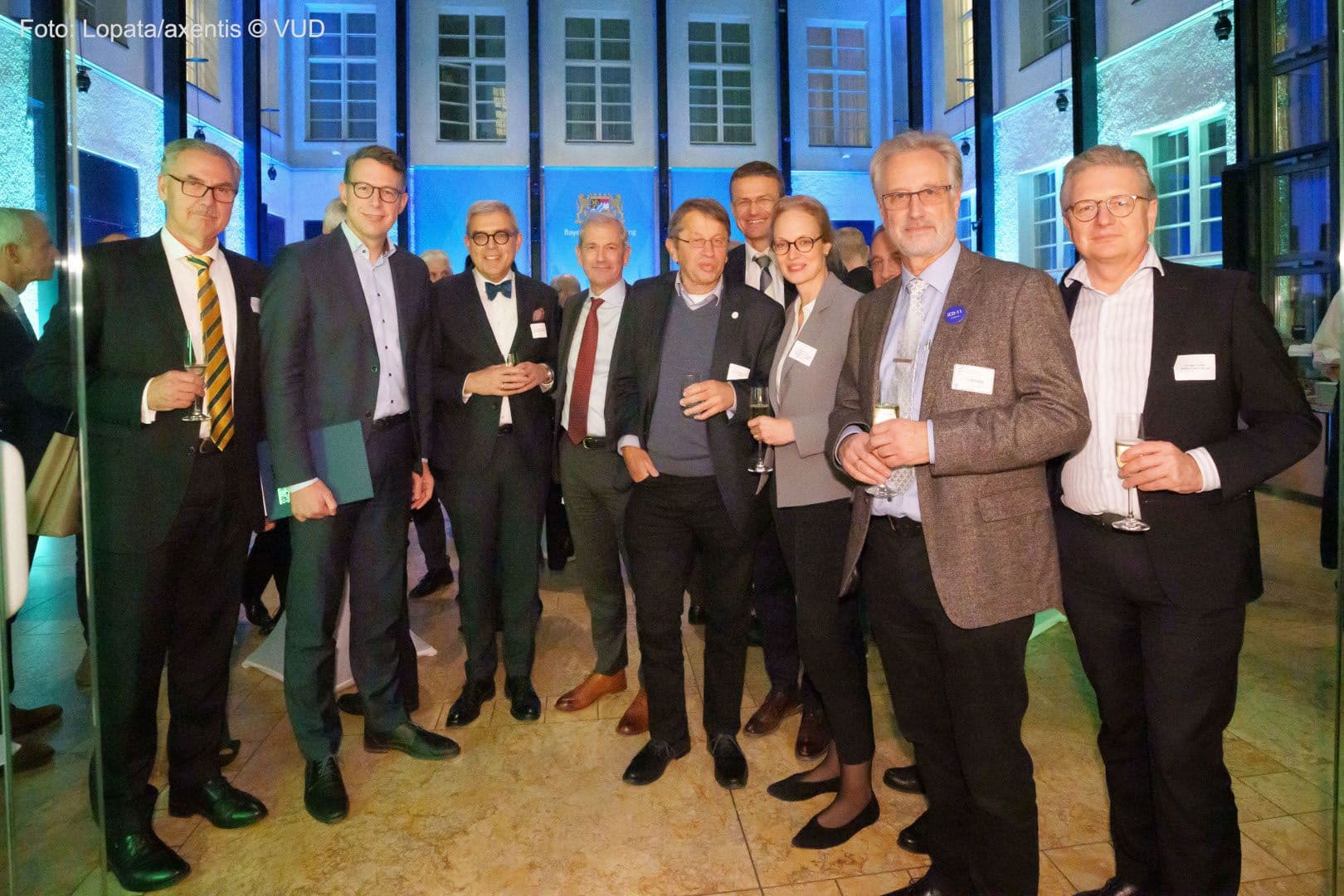 Gruppenbild mit Dame: Markus Lerch (LMU Klinikum), der bayrische Staatsminister Markus Blume, Matthias Frosch (MFT), Jens Scholz (VUD), Heyo Kroemer (Charité), Jens Maschmann (Universitätsklinikum Würzburg), Marie le Claire (Klinikum rechts der Isar), Rolf-Detlef Treede (AWMF), Martin Siess (Klinikum rechts der Isar) (v.l.n.r.)