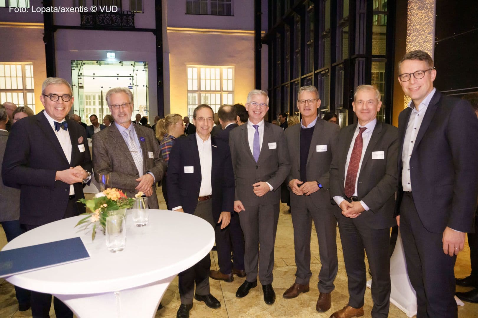 Matthias Frosch (MFT), Rolf-Detlef Treede (AWMF), Norbert Pfeiffer (Universitätsmedizin Mainz), Andrew Ullmann MdB (FDP), Gerald Gaß (DKG), Jens Scholz (VUD), der bayerische Staatsminister Markus Blume (v.l.n.r.)