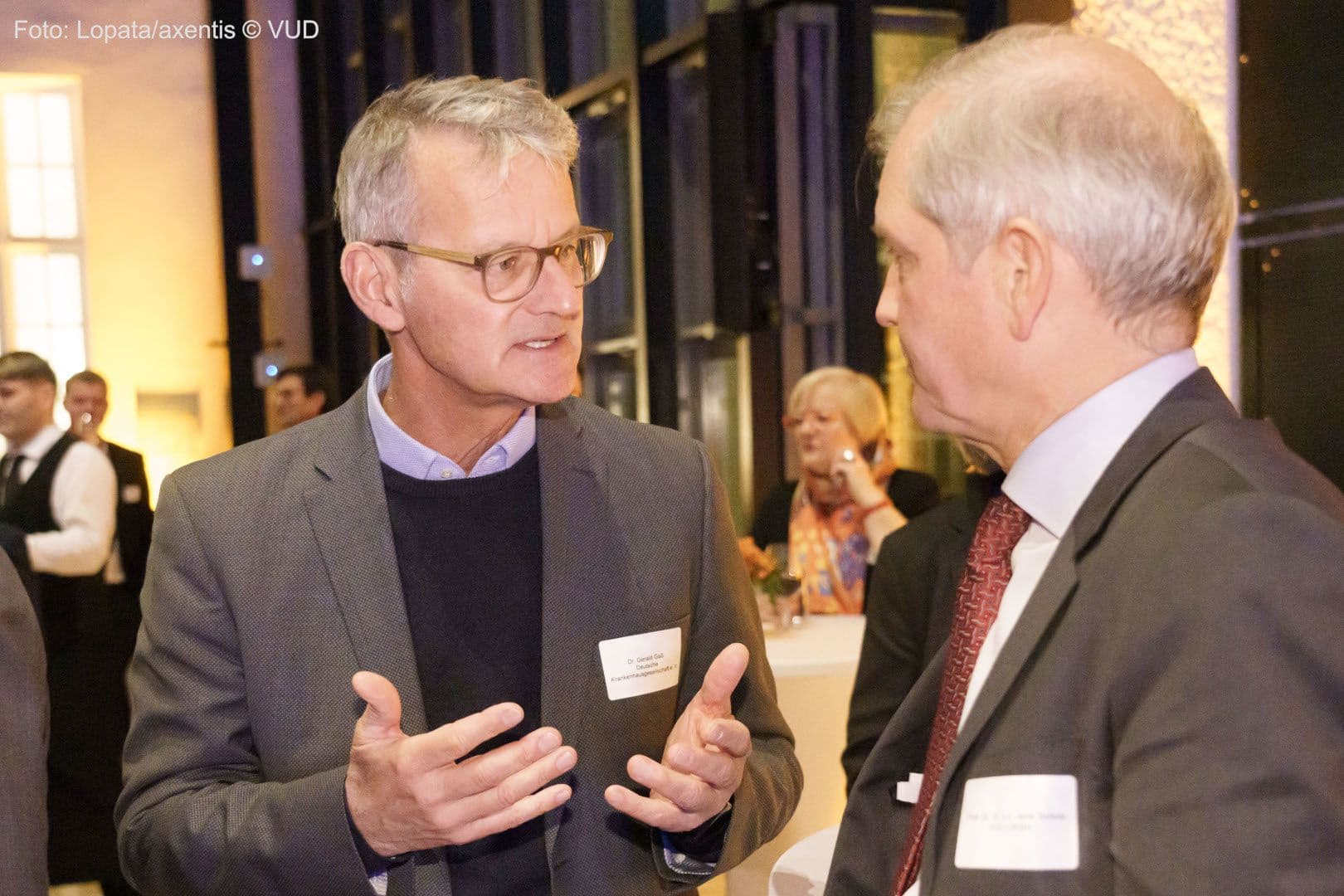 Gerald Gaß (DKG) (l.) im Gespräch mit Jens Scholz (VUD)