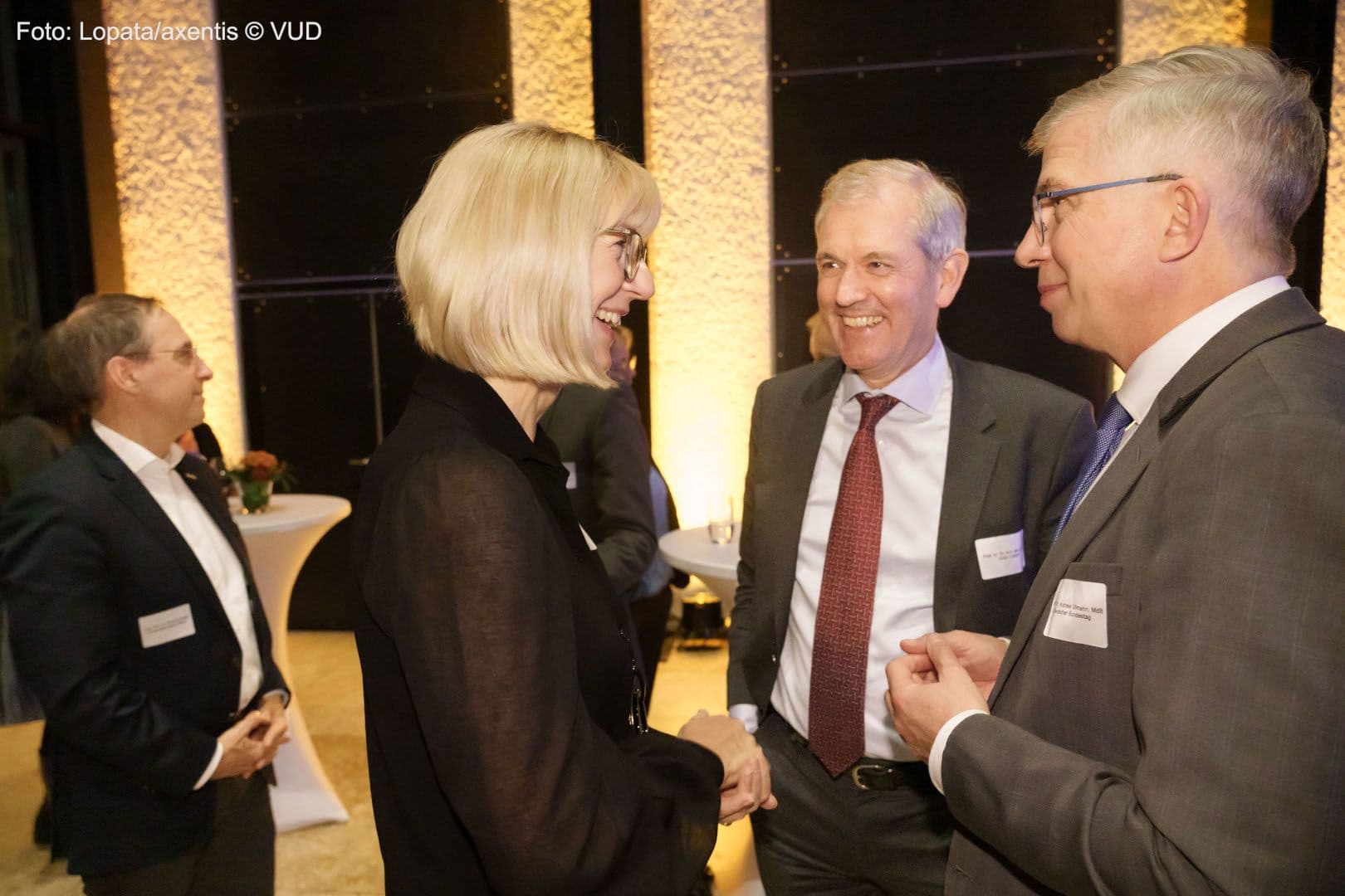 Bitte lächeln: Susanne Johna (Marburger Bund), Jens Scholz (VUD), Andrew Ullmann MdB (FDP) (v.l.n.r.)