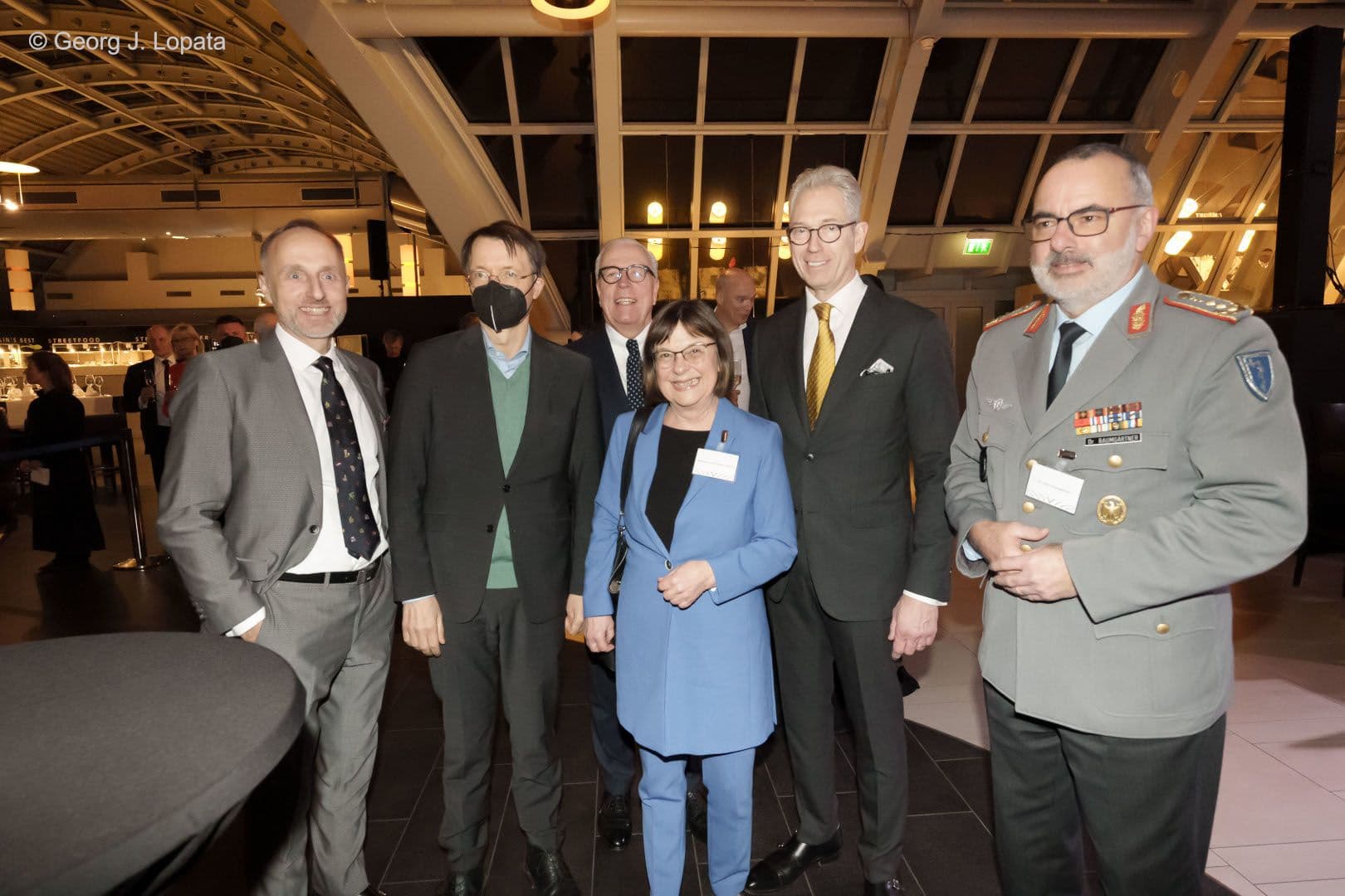Stephan Hofmeister (KBV), Bundesgesundheitsminister Karl Lauterbach, Klaus Reinhardt (BÄK), Brandenburgs Gesundheitsministerin Ursula Nonnenmacher, Andreas Gassen (KBV), Ulrich Baumgärtner (Sanitätsdienst der Bundeswehr) (v.l.n.r.)