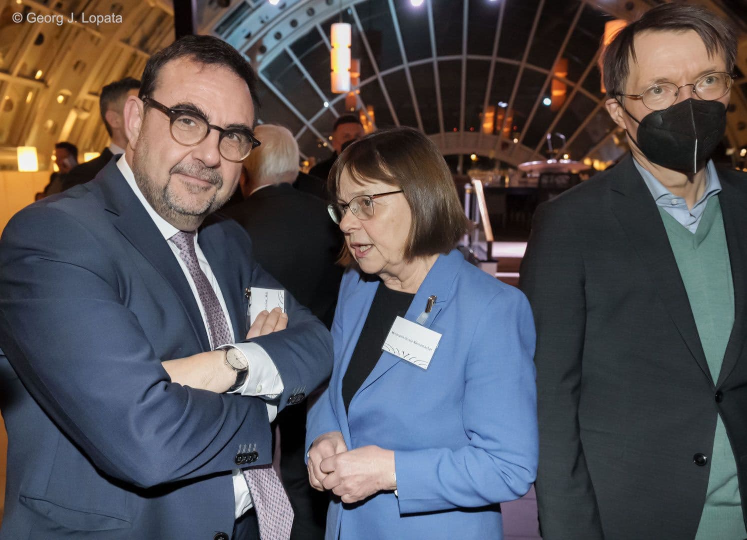 Brandenburgs Gesundheitsministerin Ursula Nonnenmacher fühlt schon mal Richtung Krankenhausreform beim bayerischen Gesundheitsminister Klaus Holetschek (l.) vor. Abwartend dabei der Bundesgesundheitsminister (r.).