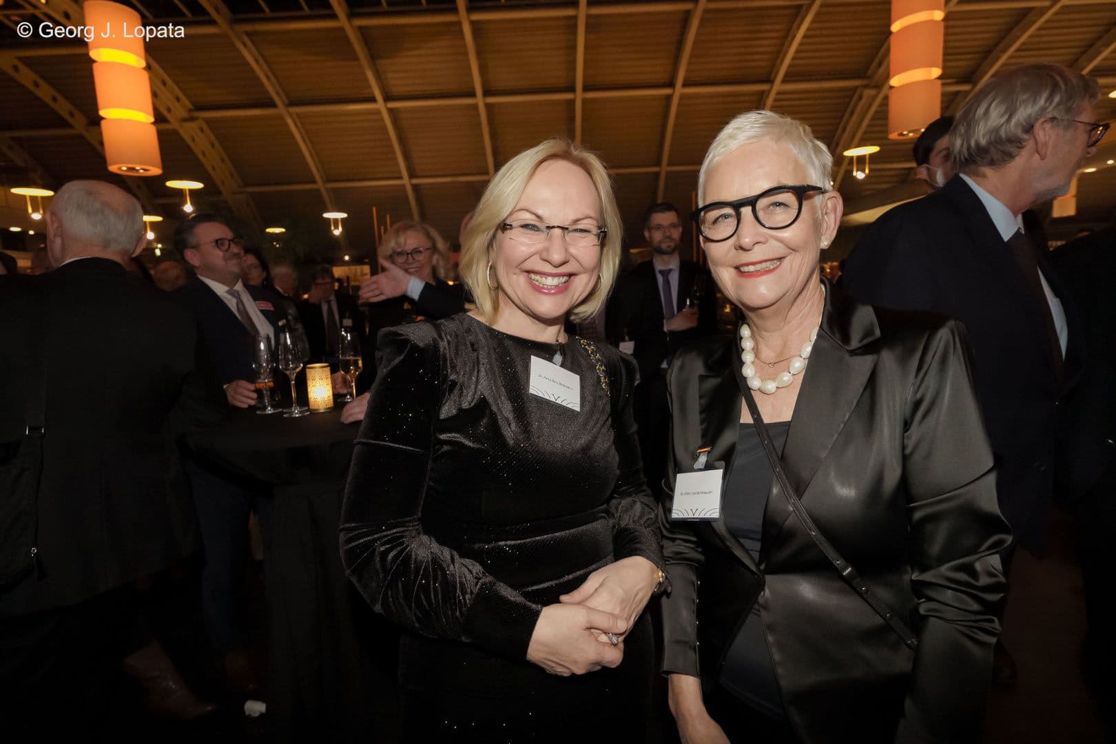 Petra Reis-Berkowicz (KBV) (l.) mit Ellen Lundershausen (BÄK)