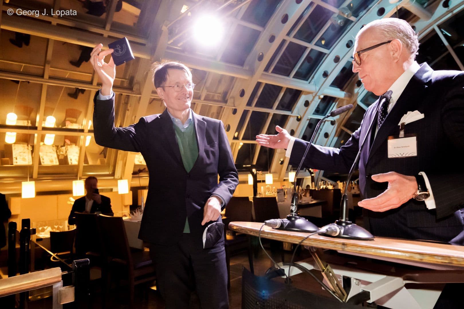 BÄK-Präsident Klaus Reinhardt übergibt als Geschenk einen Stick an den Bundesgesundheitsminister: die neue GOÄ mit kalkulierten Preisen seitens der Ärzteschaft.