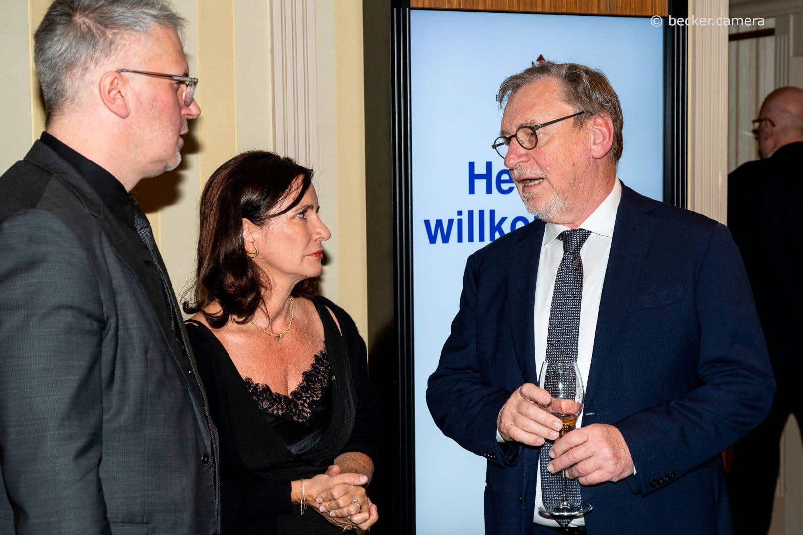 In Berlin gern gesehen: Ulrich Weigeldt, Ehrenvorsitzender des Deutschen Hausärzteverbandes (r.), mit den Gastgebern des Neujahrsempfangs Markus Beier, Bundesvorsitzender (l.) und Nicola Buhlinger-Göpfarth, erste stellvertretende des Bundesvorsitzenden des Deutschen Hausärzteverbandes.
