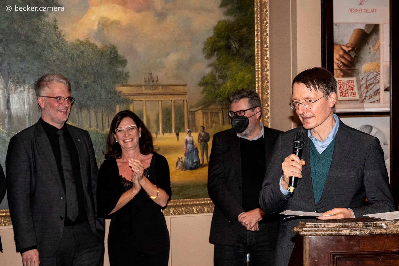 Bundesgesundheitsminister Karl Lauterbach kann auch zur Erheiterung beitragen bei Markus Beier (l.), Nicola Buhlinger-Göpfarth (beide Deutscher Hausärzteverband) und Boris Velter (BMG) (3.v.l.).