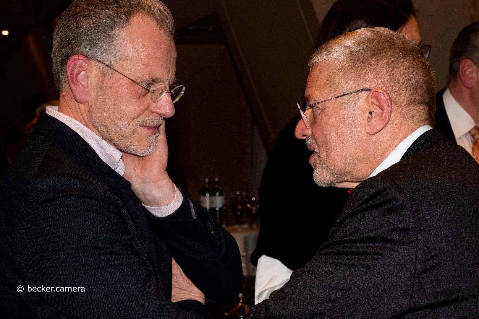 Dominik Graf von Stillfried (Zi) lauscht Frank Bergmann (KV Nordrhein) (r.).