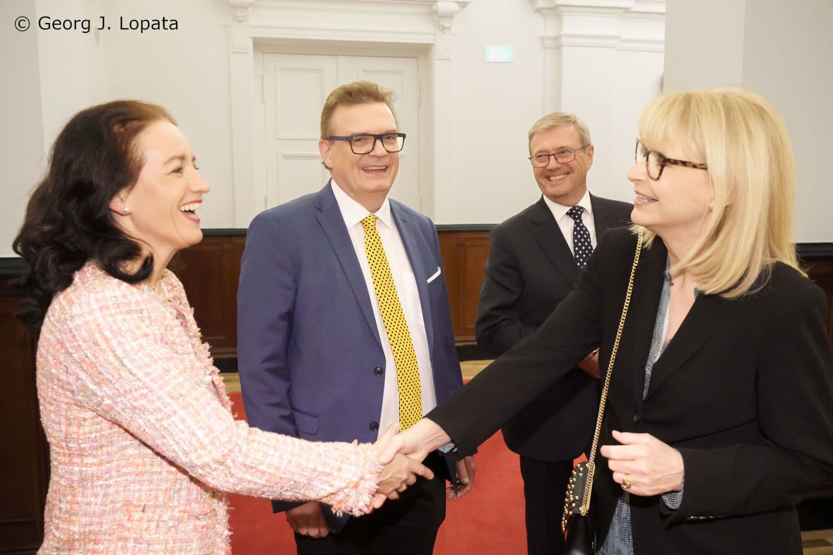 Romy Ermler (BZÄK) (l.) begrüßt Karin Maag (G-BA) beim Neujahrsempfang von BZÄK und KZBV. Gut gelaunt auch Christoph Benz (BZÄK) (2.v.l.) und Wolfgang Eßer (2.v.r.)