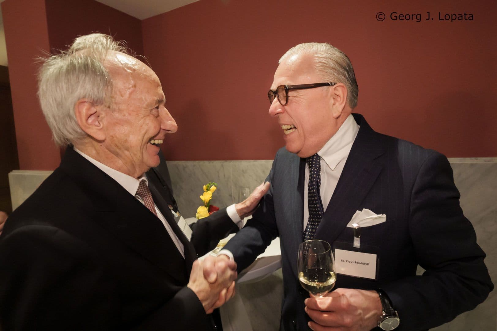 BZÄK-Ehrenpräsident Jürgen Weitkamp (l.) und BÄK-Präsident Klaus Reinhardt freuen sich über ein Wiedersehen.