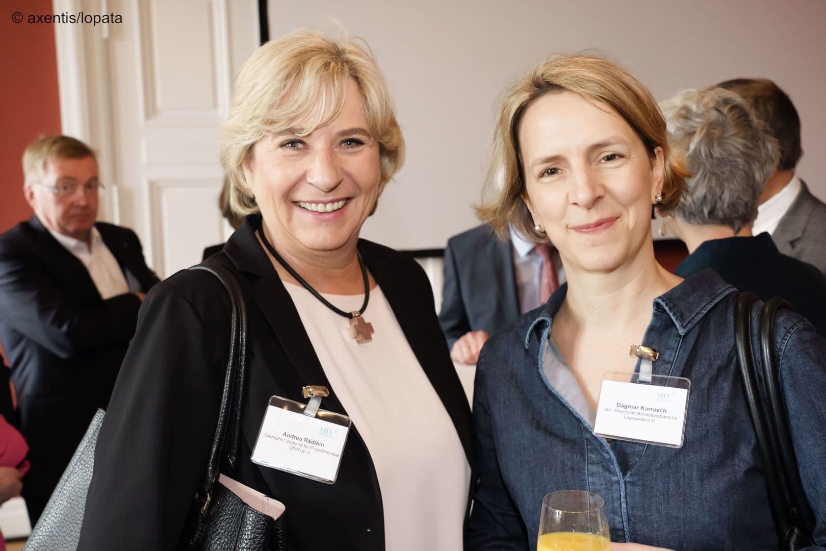 Andrea Rädlein (ZVK) (l.) und Dagmar Karrasch (Deutscher Bundesverband für Logopädie)