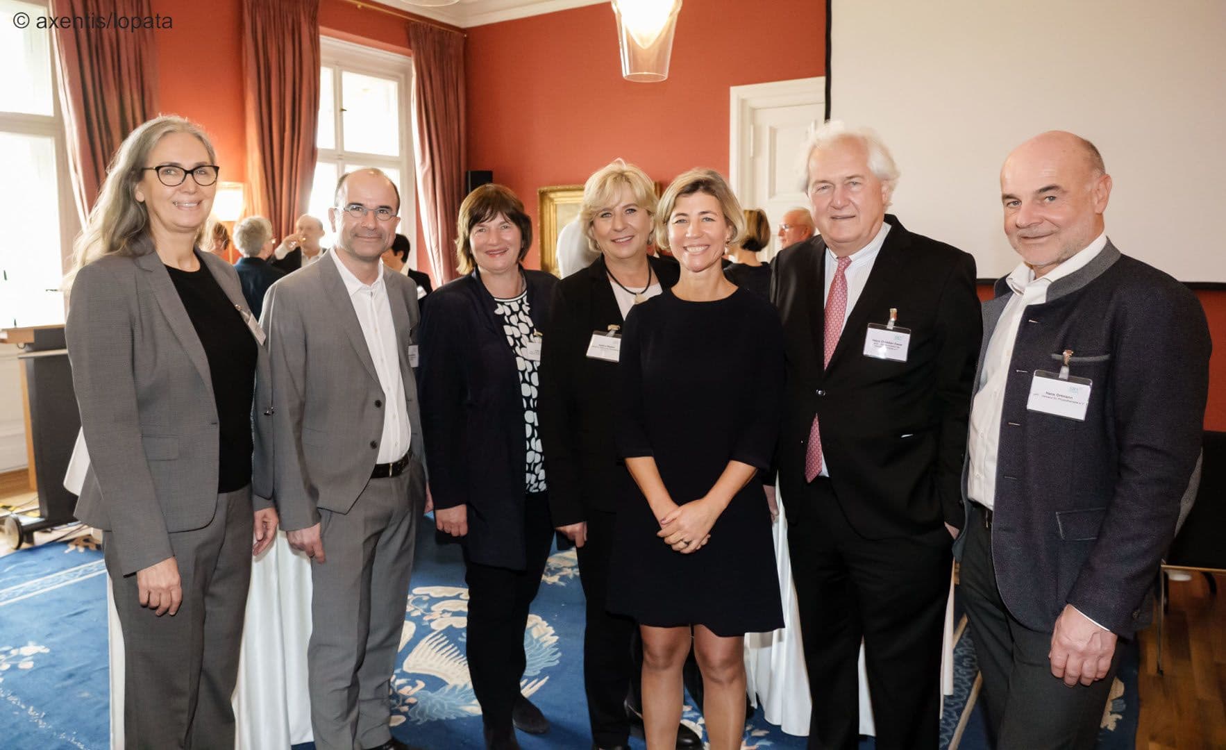 Gruppenbild mit dem SHV-Vorstand: Ute Repschläger, Andreas Pfeiffer, Katrin Schubert,
Andrea Rädlein, Corina Glorius, Heinz Christian Esser,
Hans Ortmann (v.l.n.r.)