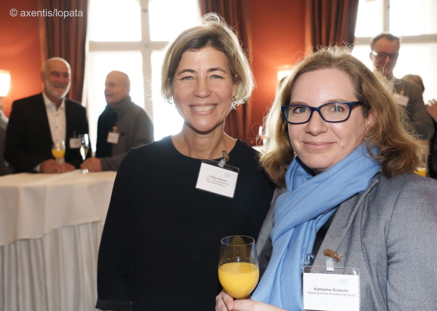 Corina Clorius (SHV) mit Katherine Grabolle (KBV) (r.)