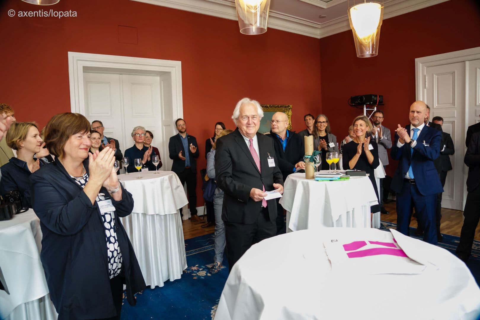 Zum Abschied viel Beifall für Heinz Christian Esser in der Parlamentarischen Gesellschaft