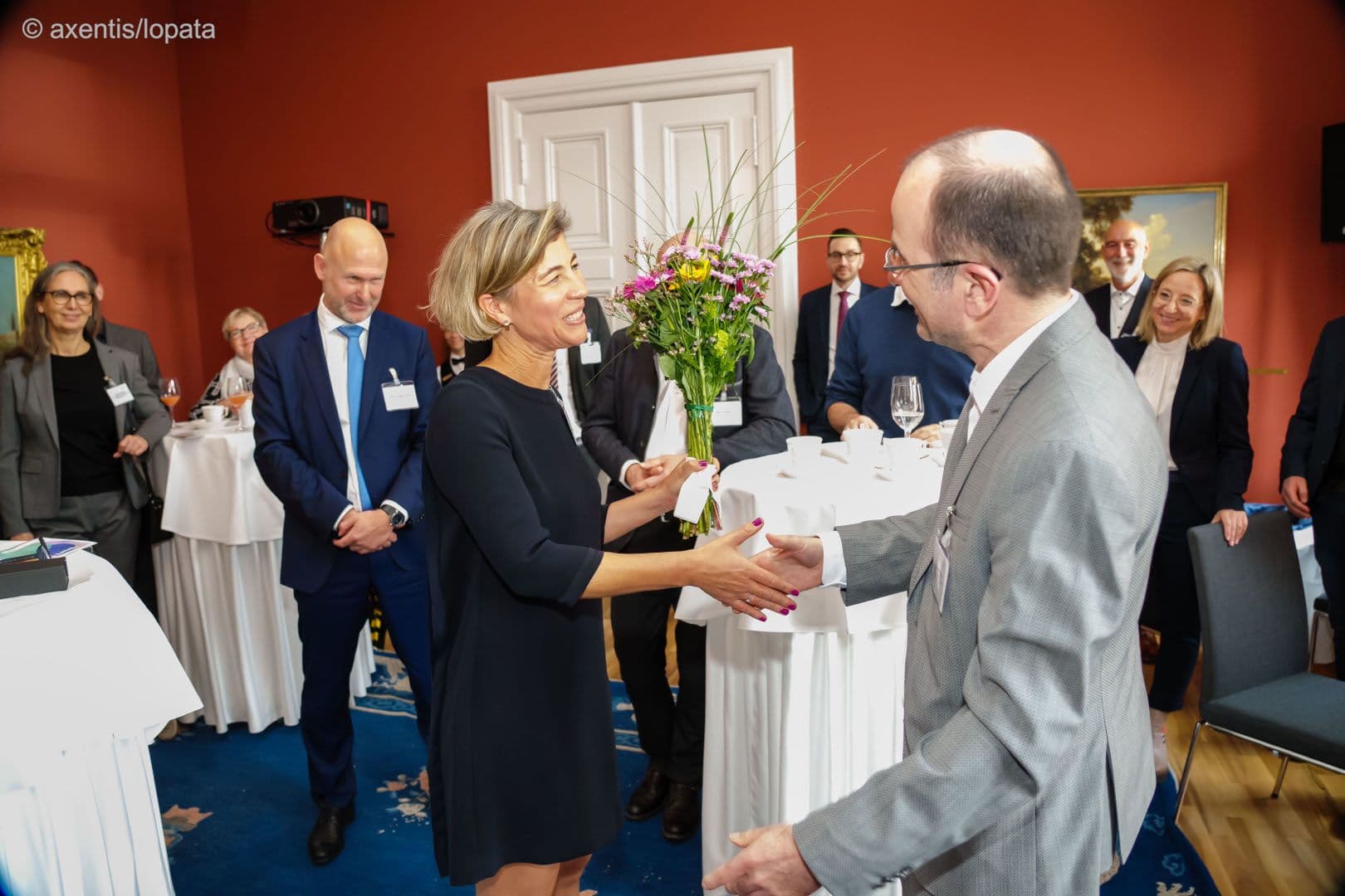 Blumen für die neue Politikbeauftragte des SHV Corina Glorius vom Vorsitzenden Andreas Pfeiffer (SHV)