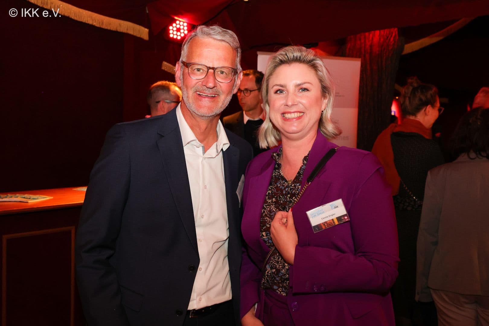 Lächeln für die Kamera: Gerald Gaß (DKG) und Carola Engler (MD Bund)