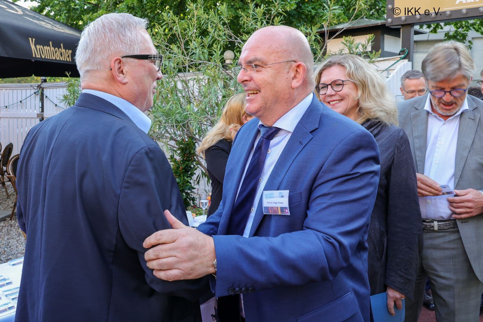 Herzliches Wiedersehen von Staatssekretär Edgar Franke (BMG) (r.) und Hans-Jürgen Müller (IKK e.V.)