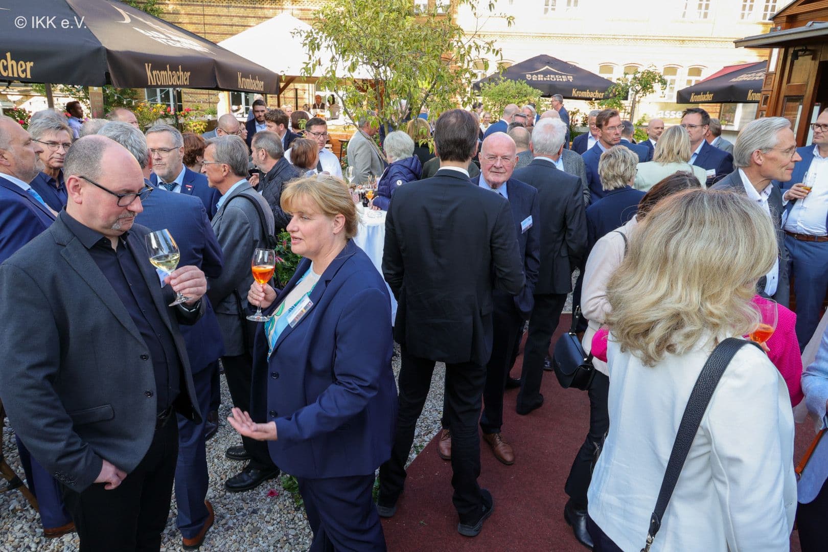 Trotz kühler Temperaturen wird draußen geplaudert und getrunken.