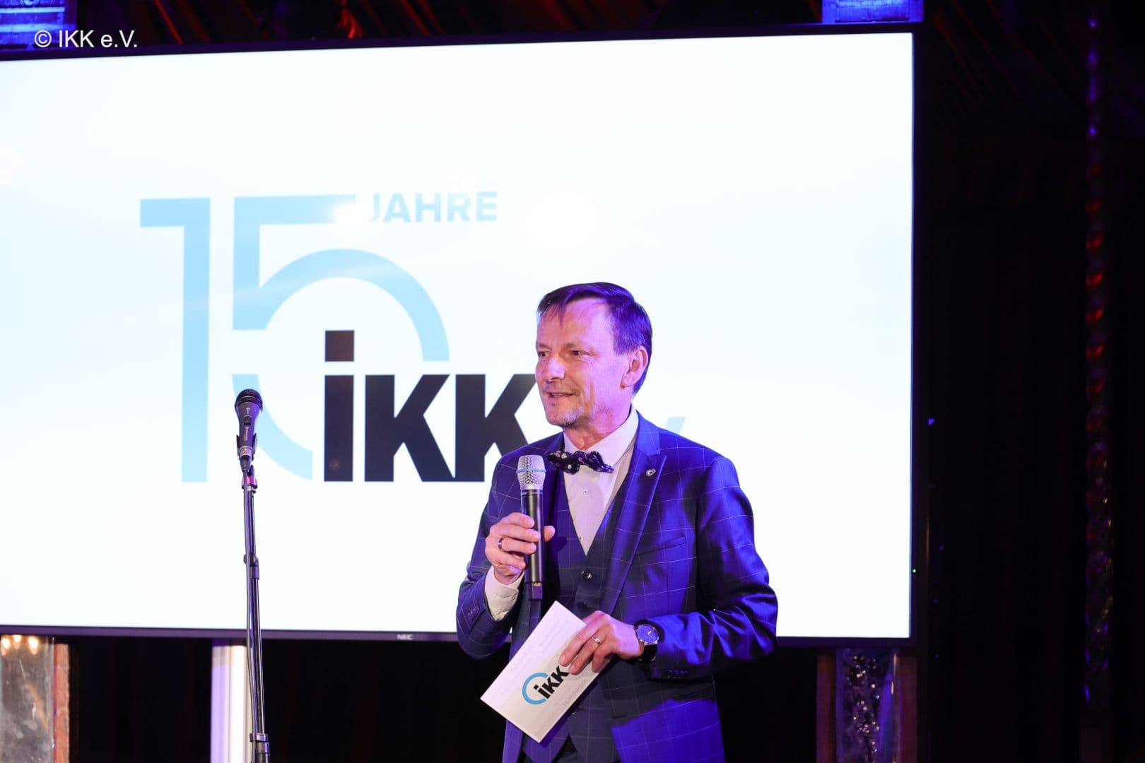 Jürgen Hohnl, Geschäftsführer des IKK e.V., führt durch das Programm.