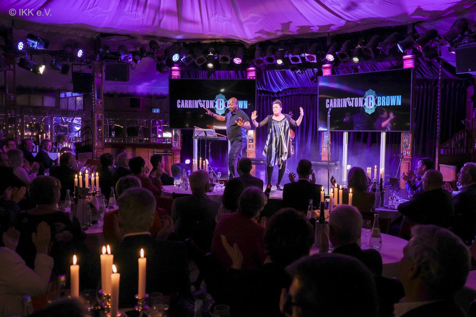 „Best of – 15 Jahre“ präsentieren das Musik- und Comedy-Duo Carrington-Brown.