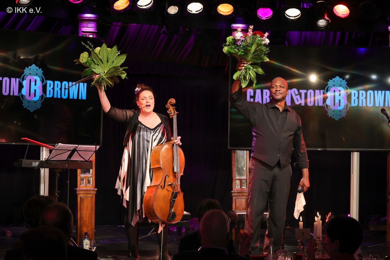 Blumen und Applaus gibt es für das hinreißende Duo Carrington-Brown bei „Gesundheit trifft Zirkus“ des IKK e.V.