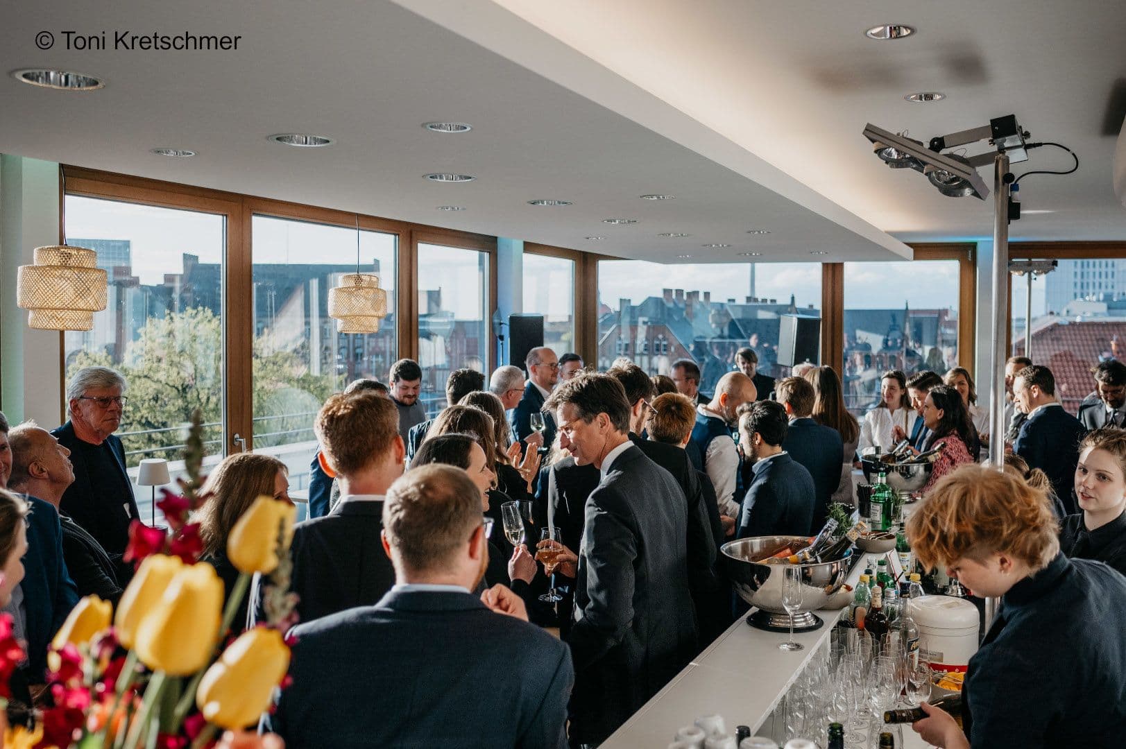 Sehr gut besucht ist das Frühjahrsfest der Techniker Krankenkasse im Berliner Büro.