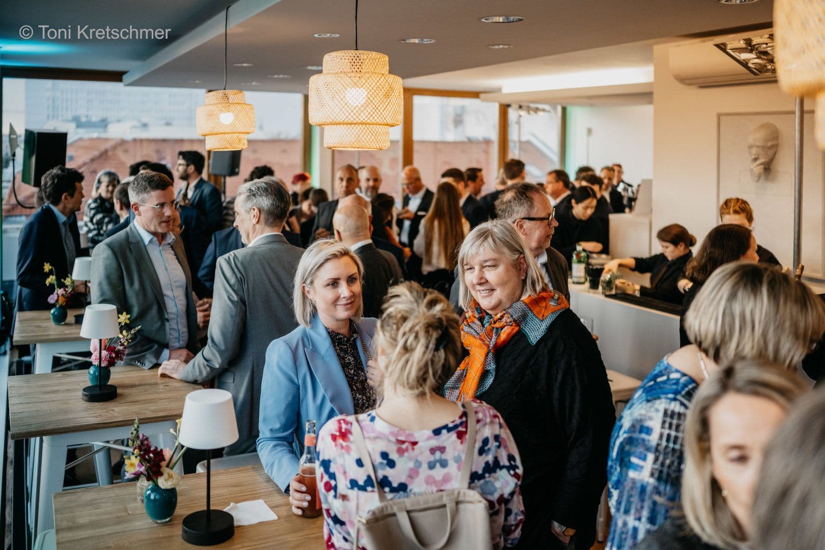 Reichlich Gesprächsstoff gibt es beim Frühjahrsfest der TK: im Vordergrund Carola Engler (MD Bund) (l.) mit Birgit Pätzmann-Sietas (Deutscher Pflegerat)