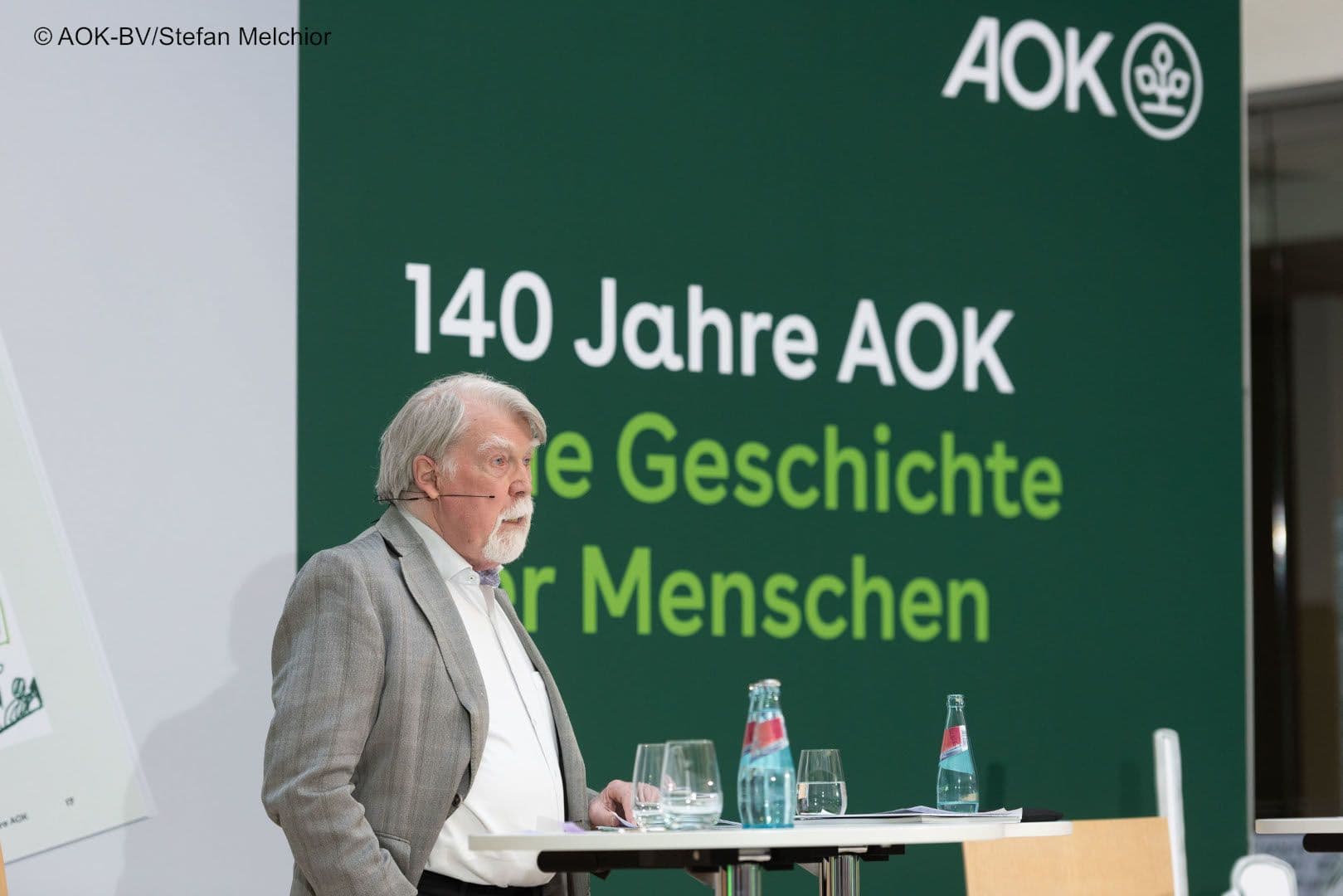 Hartmut Reiners, Urgestein und Allwissender der GKV, eröffnet die Jubiläumsveranstaltung beim AOK-Bundesverband.