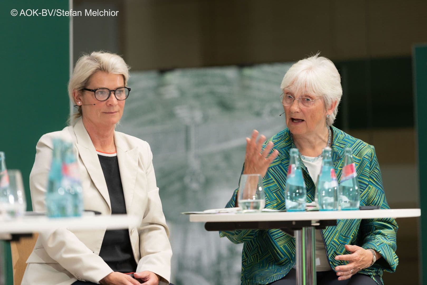 Heike Baehrens MdB (SPD) (r.) engagiert sich in der Diskussion vielleicht für die Ampel-Vorhaben.  Zuhörerin ist Simone Borchardt MdB (CDU/CSU).