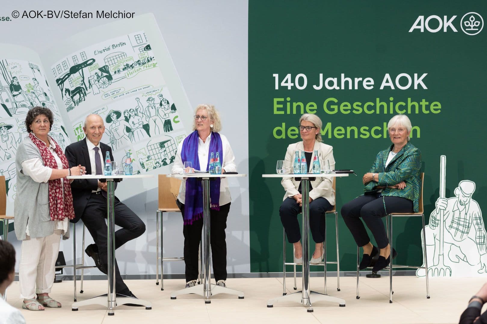 140 Jahre AOK - da gibt es viel zu diskutieren mit Anja Piel (DGB), Alexander Gunkel (BDI), Lisa Braun (Moderatorin), Simone Borchardt MdB (CDU/CSU), Heike Baehrens MdB (SPD) (v.l.n.r.)