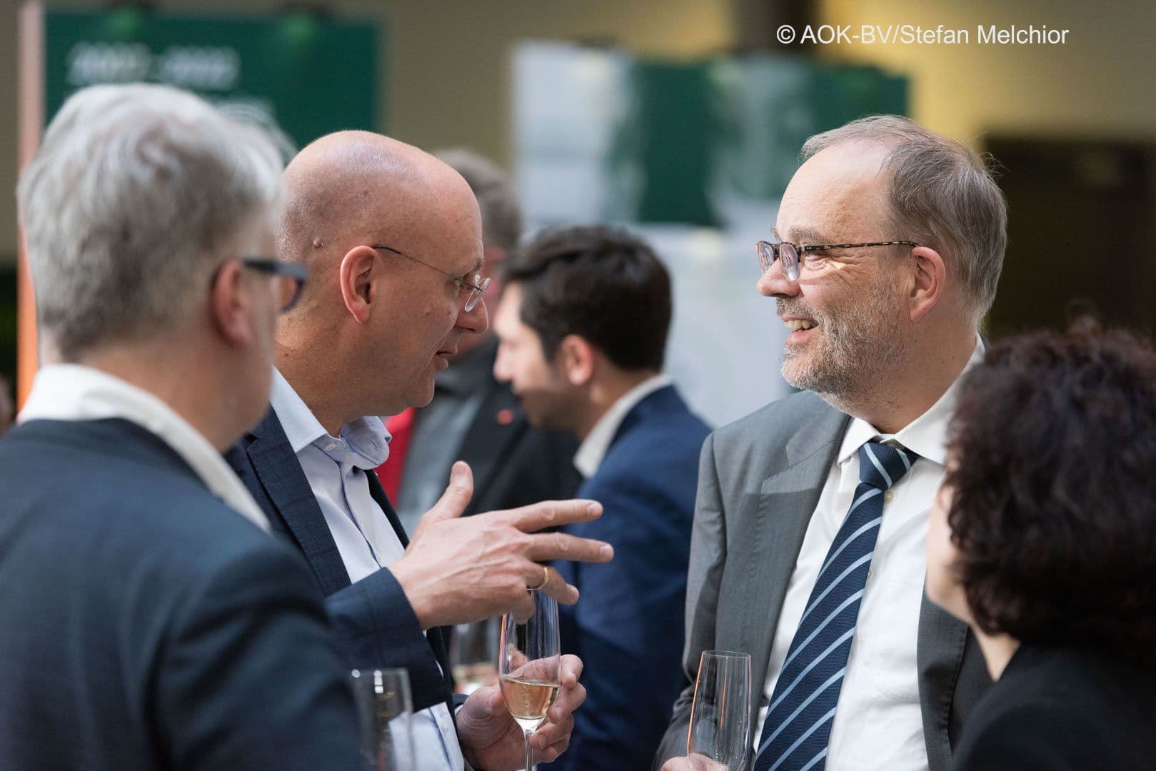 Jens Martin Hoyer (AOK BV) (l.) erheitert Michael Ranft (Gesundheitsministerium Land Brandenburg).
