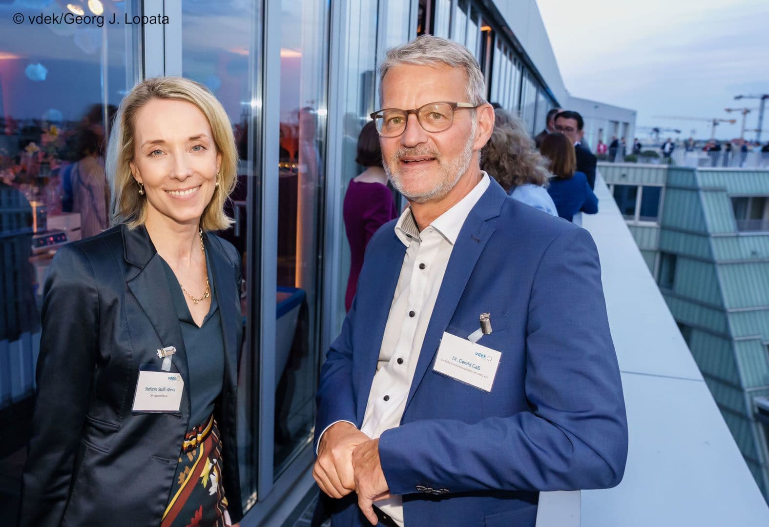 Lächelnd auf der Terrasse: Stefanie Stoff-Ahnis (GKV-SV) mit Gerald Gaß (DKG)