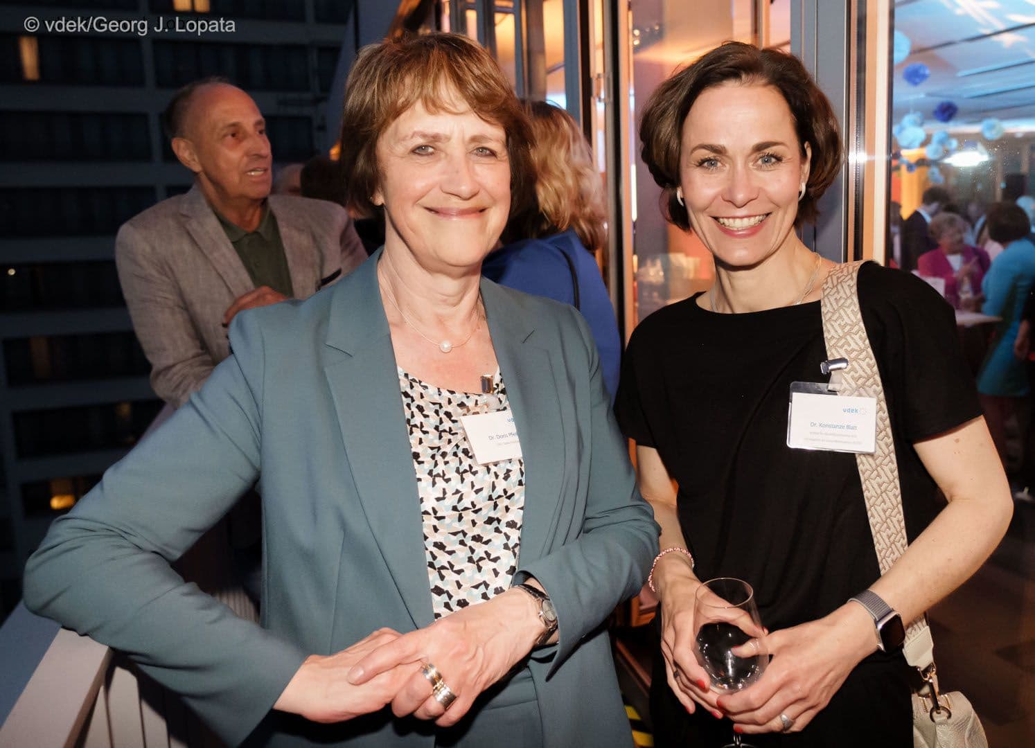 Doris Pfeiffer (GKV-SV) (l.) mit Konstanze Blatt (IQTIG)