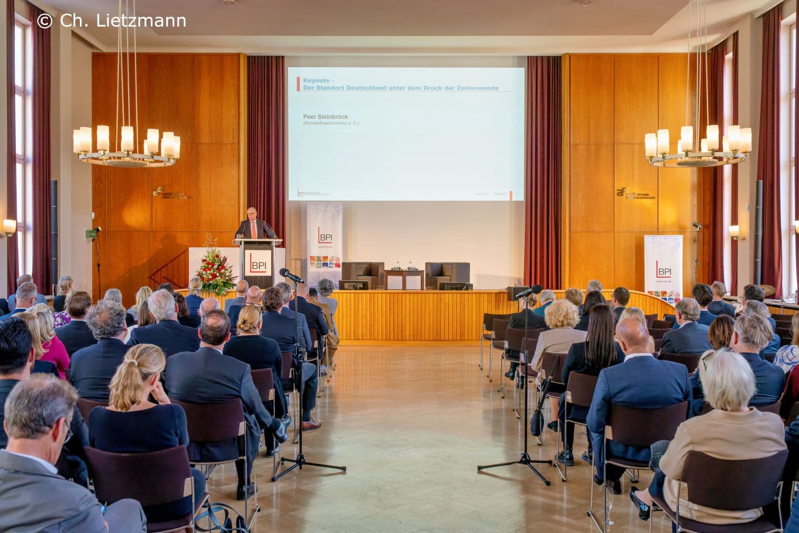 Gewichtige Worte im Auditorium Friedrichstraße: Bundesfinanzminister a. D.  Peer Steinbrück gibt sich beim  parlamentarischen Abend des BPI die Ehre.