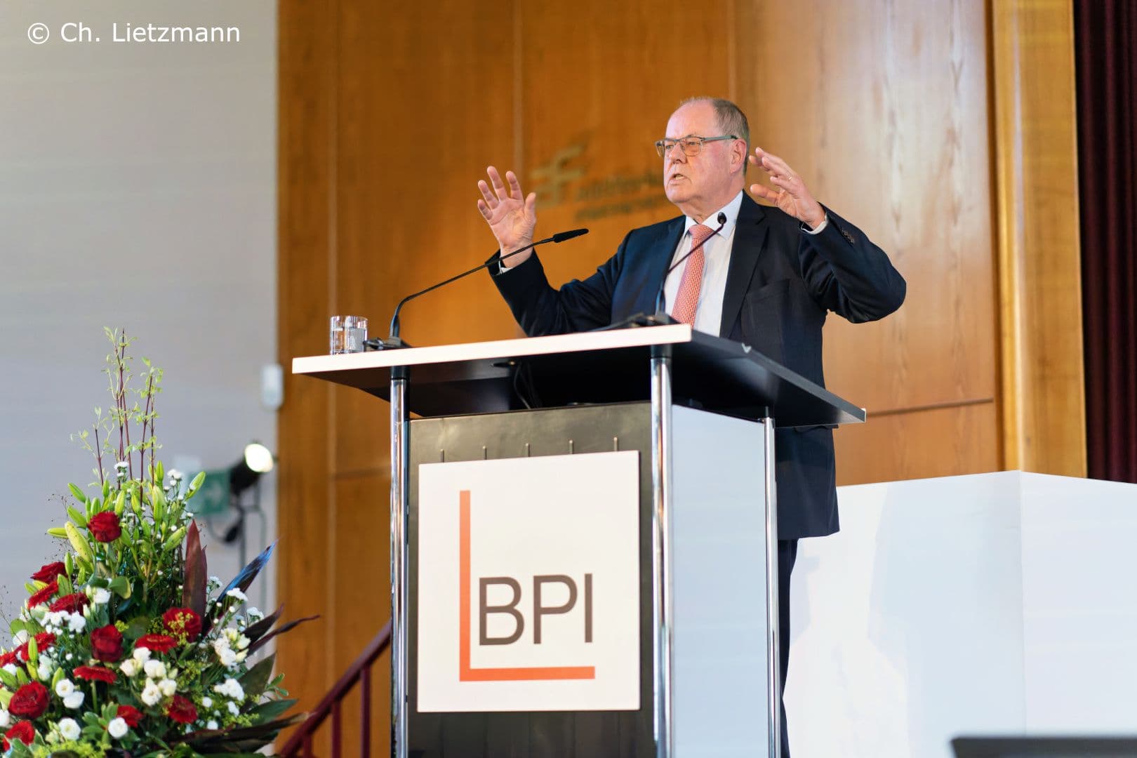 Festredner Peer Steinbrück mit finsteren Aussichten zur Zeitenwende
