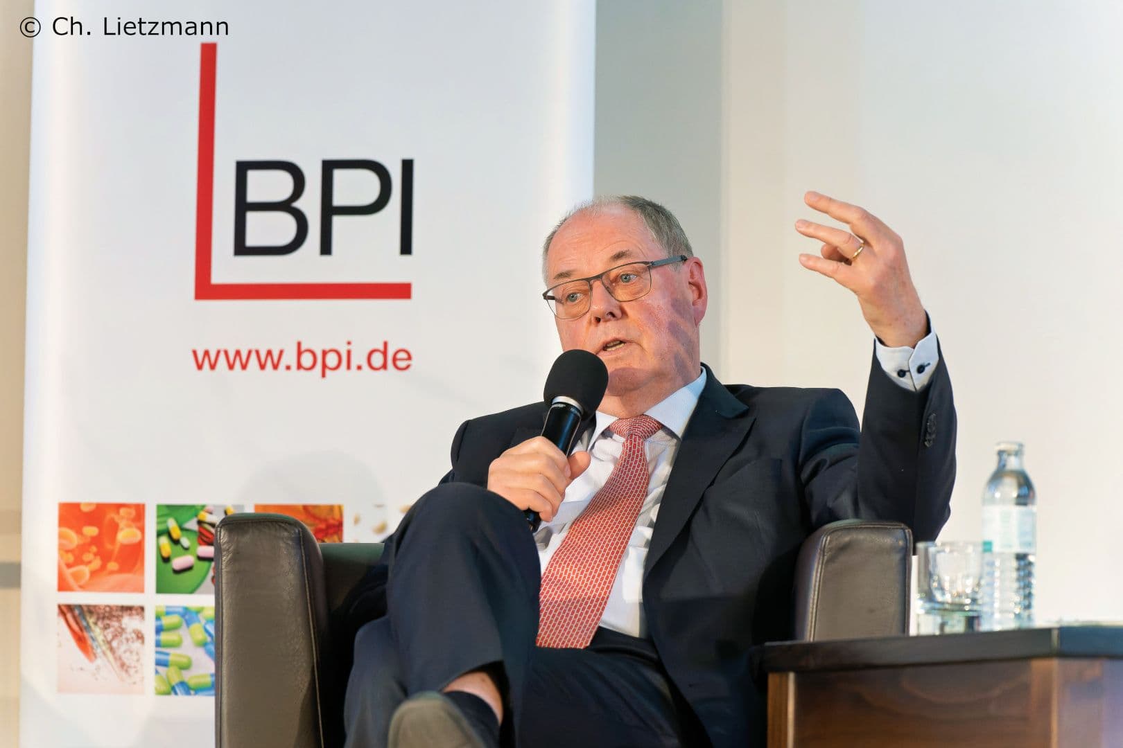 Der ehemalige Bundesfinanzminister Peer Steinbrück hat deutliche Botschaften für die Gäste.