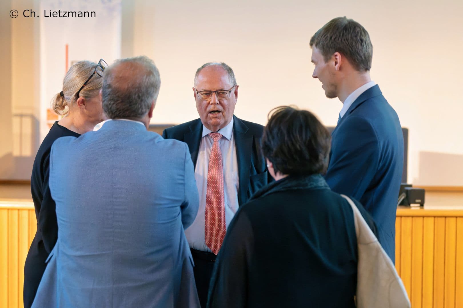 SPD-Politiker Peer Steinbrück bleibt noch ein Weilchen nach seiner Festrede.