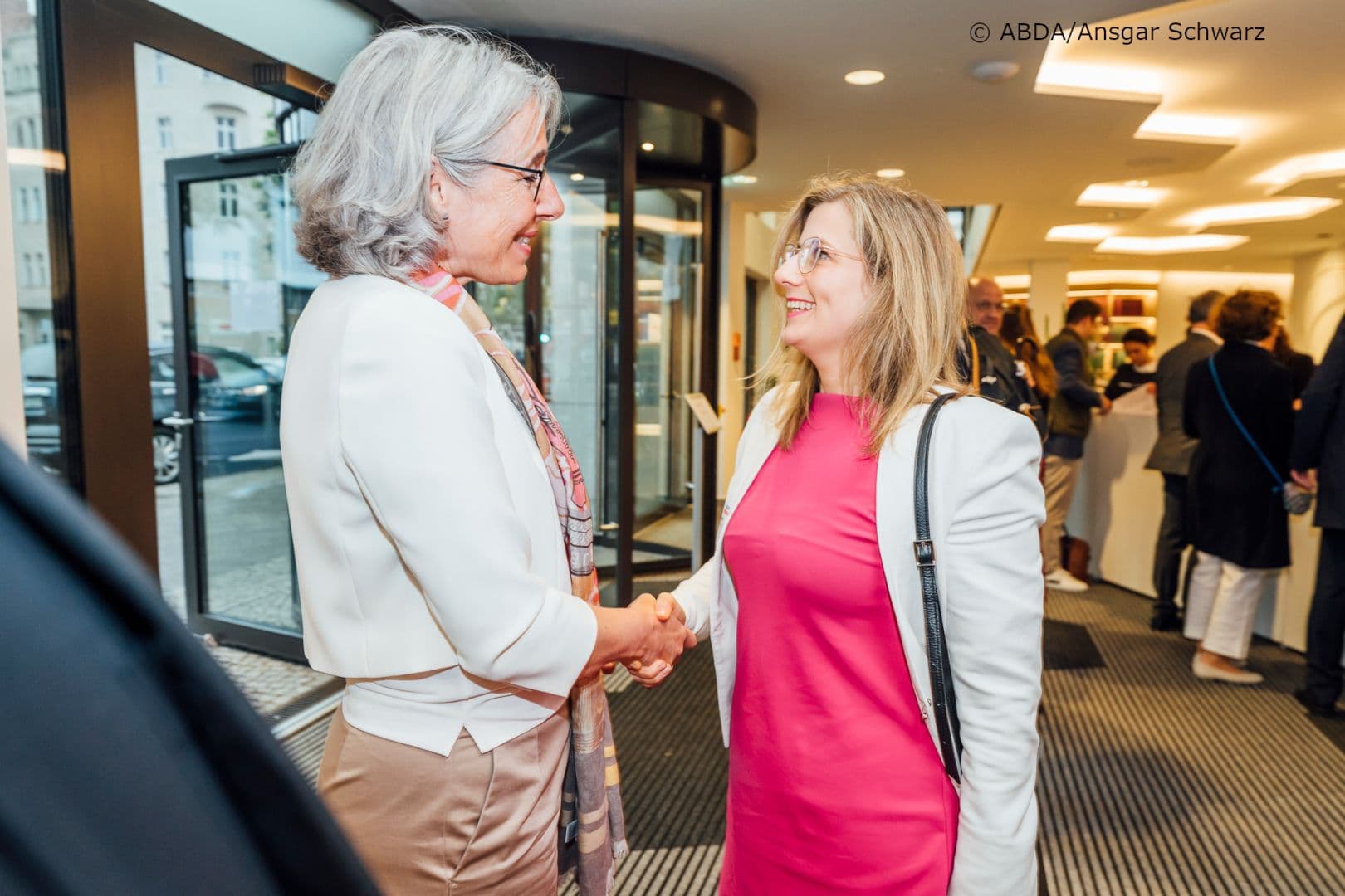 Zwei Frauen, die sich verstehen: Gabriele Regina Overwiening (ABDA) und Kirsten Lütke MdB (FDP) (r.)