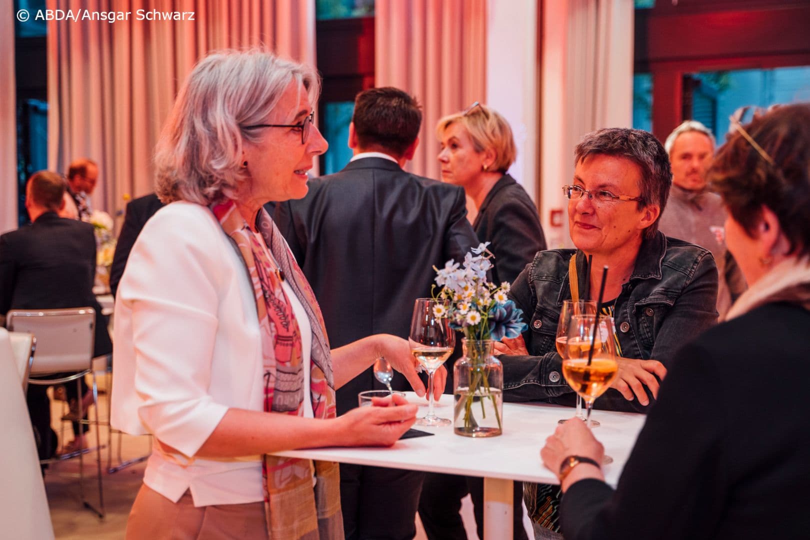 Gabriele Regina Overwiening (ABDA) im Gespräch mit Katrin Vogler MdB (Linke) (r.)