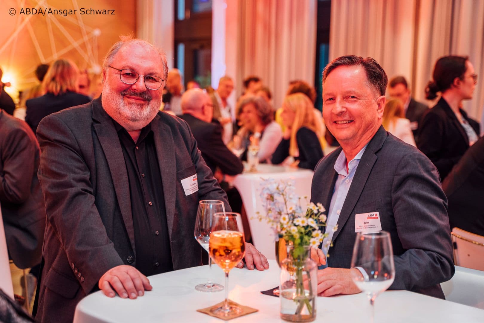 Bitte lächeln: Frank Diener (Treuhand Hannover Steuerberatung und Wirtschaftsberatung für Heilberufe) (l.) und Ralf Denda (ABDA)