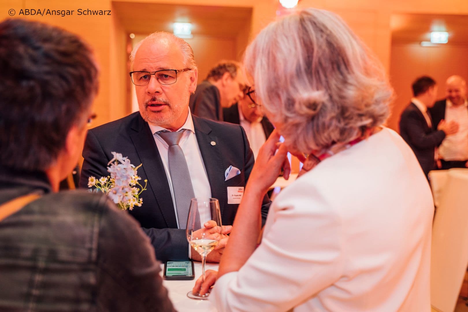Georg Kippels MdB (CDU) redet mit Kathrin Vogler MdB (Linke) (l.) und Gabriele Regina Overwiening  (ABDA).