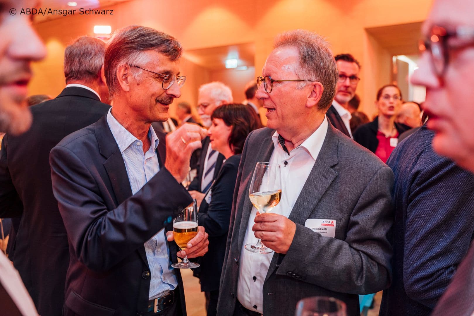Kommunikation mit einem Lächeln ist viel wert: Sebastian Schmitz (ABDA) (l.) und Erwin Rüddel MdB (CDU).