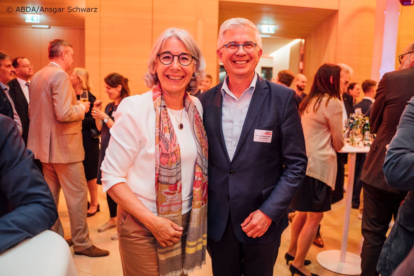 Gut gelaunt sind Gabriele Regina Overwiening (ABDA) und Andrew Ullmann MdB (FDP).