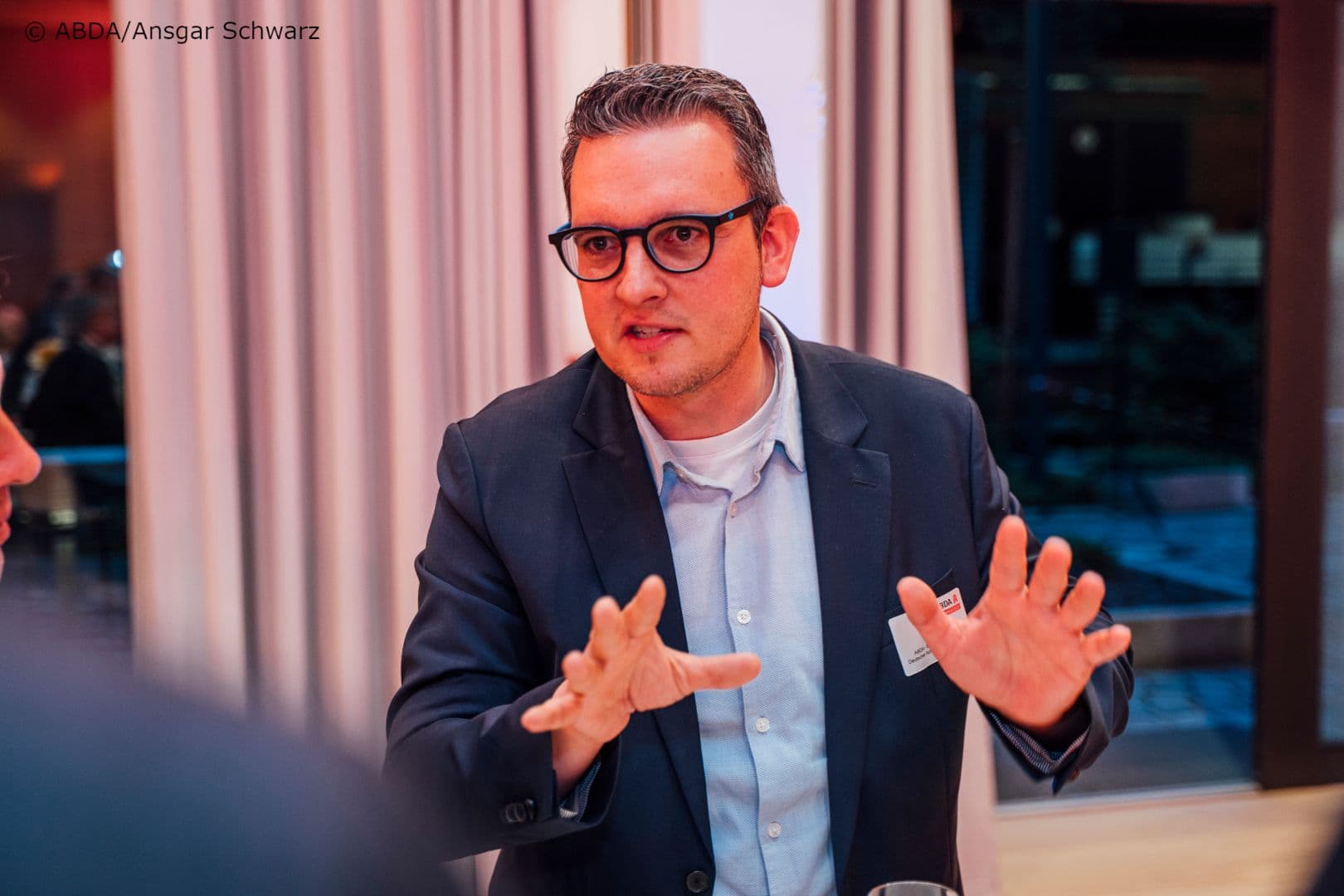 Der neue Pressesprecher der ABDA Benjamin Rohrer in seiner Rolle
