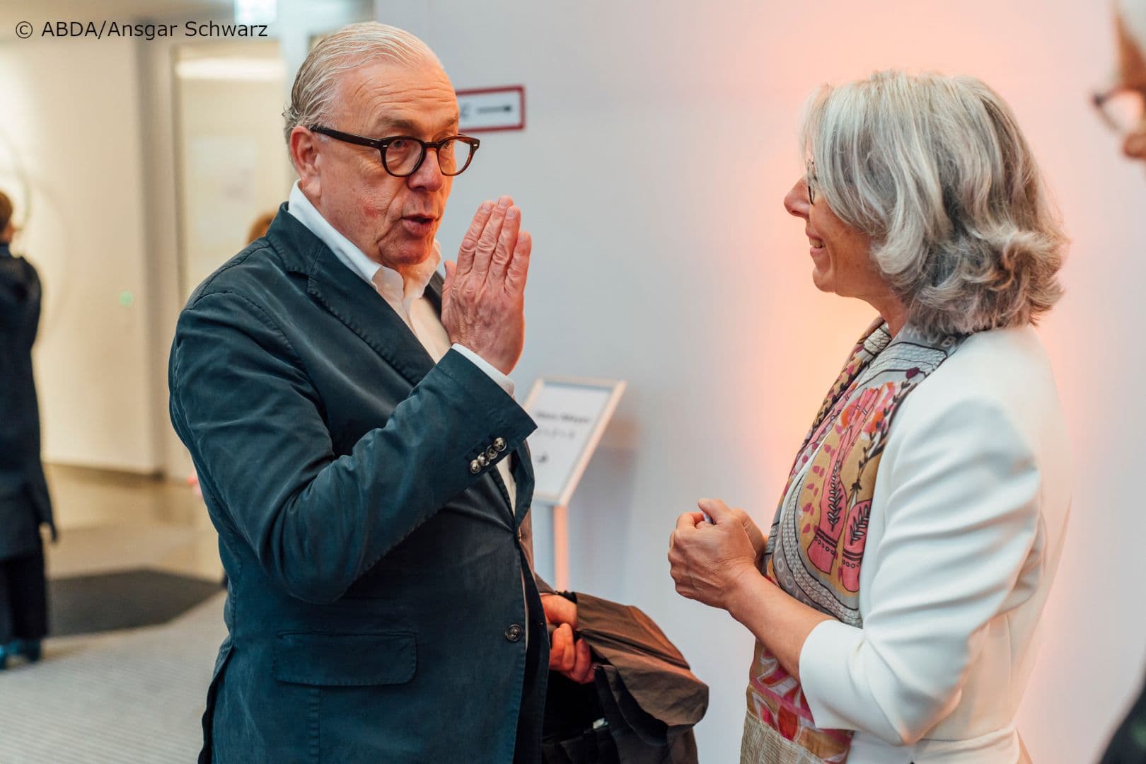 Klaus Reinhardt (BÄK) zeigt schon mal Gabriele Regina Overwiening (ABDA), wo es gesundheitspolitisch lang geht.